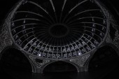 Omicron: Spektakuläre Lichtinstallation in Breslau