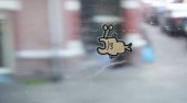 Video: Man Eater – Kreativer Zeitvertreib an der Tram-Scheibe