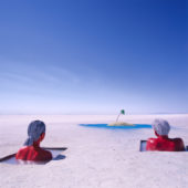 “Leap Into The Blue”: Surreale Fotografien inmitten der Wüste
