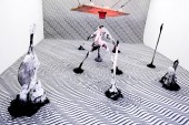 Magnetisierende Kunst: Jólan Van der Wiels künstliche Landschaften